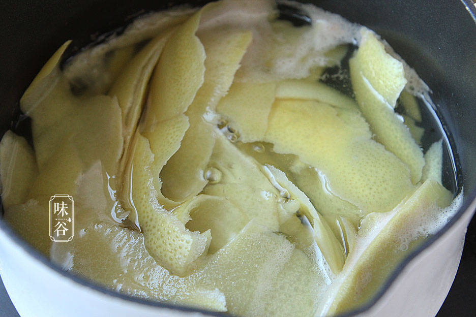 柚子|秋天这果皮扔掉太浪费，做小零食特棒，香甜有嚼劲，嗓子也爽利