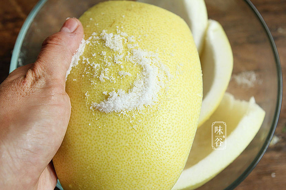 柚子|秋天这果皮扔掉太浪费，做小零食特棒，香甜有嚼劲，嗓子也爽利