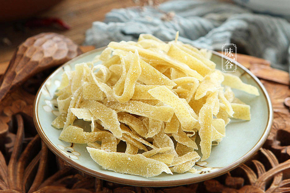 柚子|秋天这果皮扔掉太浪费，做小零食特棒，香甜有嚼劲，嗓子也爽利