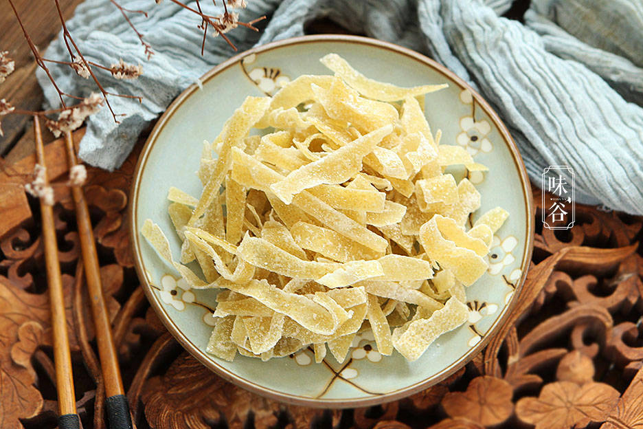 柚子|秋天这果皮扔掉太浪费，做小零食特棒，香甜有嚼劲，嗓子也爽利