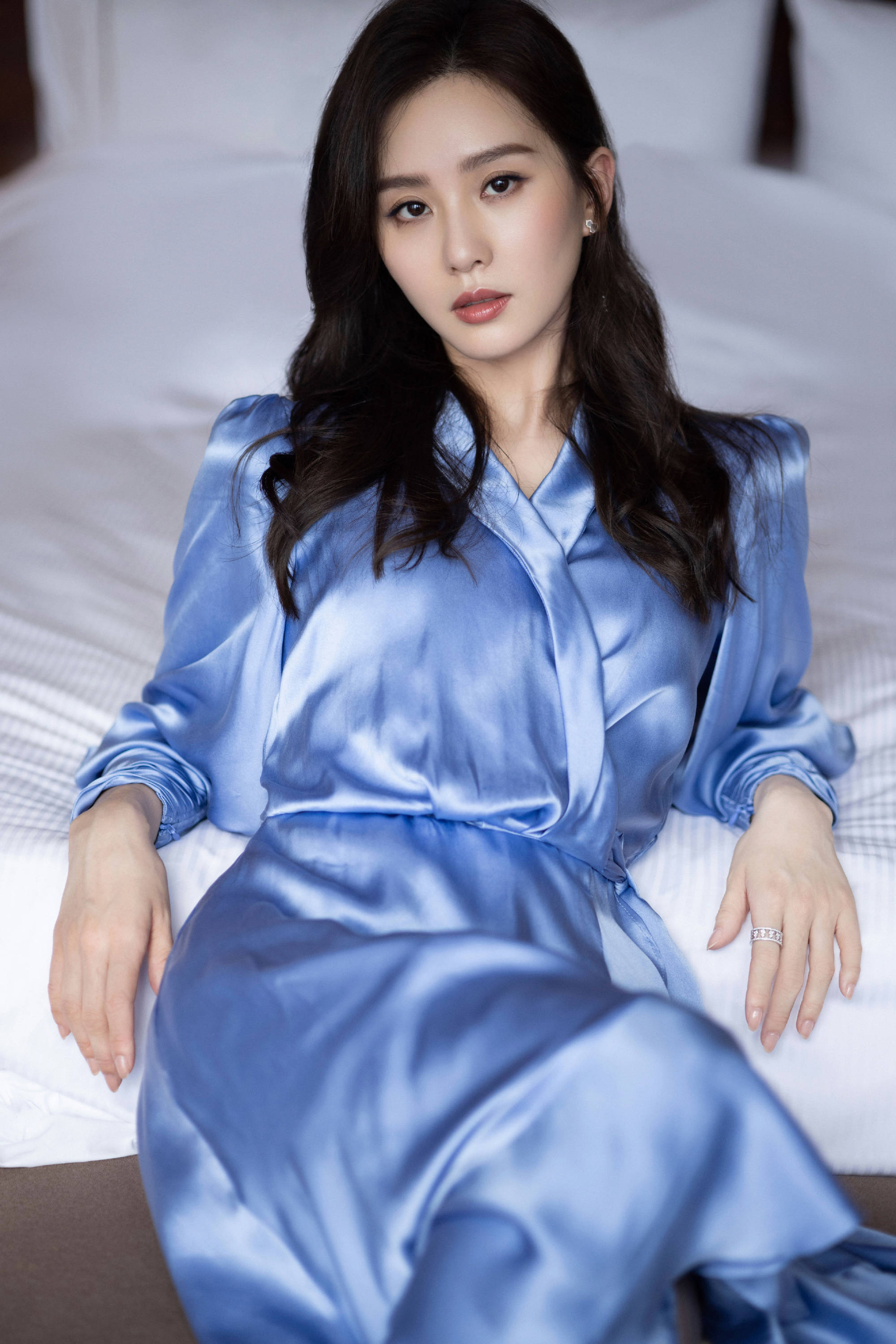 刘诗诗蓝色丝绸长裙优雅知性 秀精致侧颜明媚动人