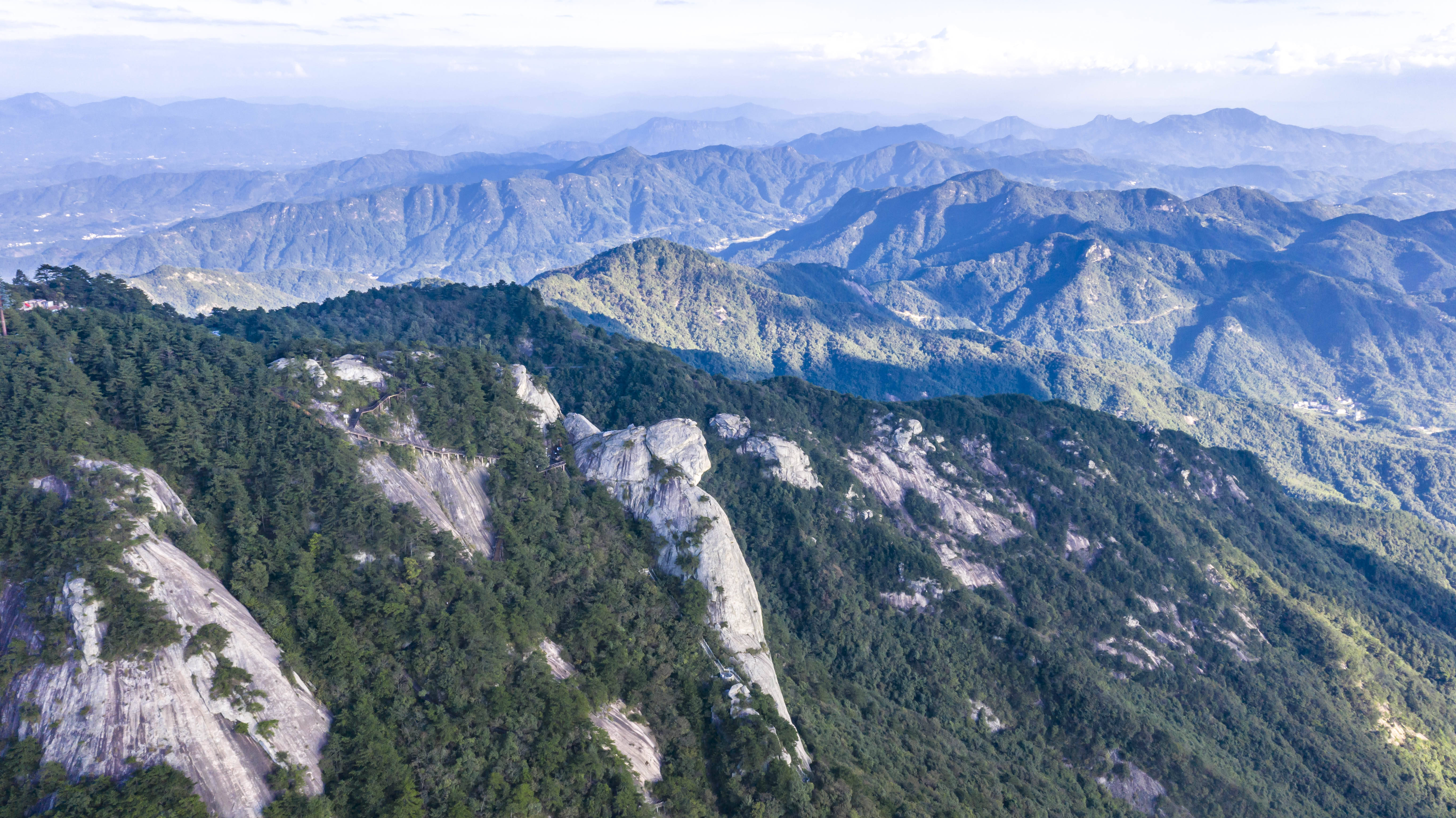 早上從武漢出發,自駕兩個小時左右,就到了麻城龜峰山風景區.