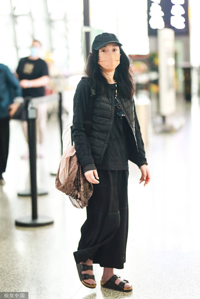 周迅挑染新发色洋气时髦 穿着棉服阔腿裤舒适随性
