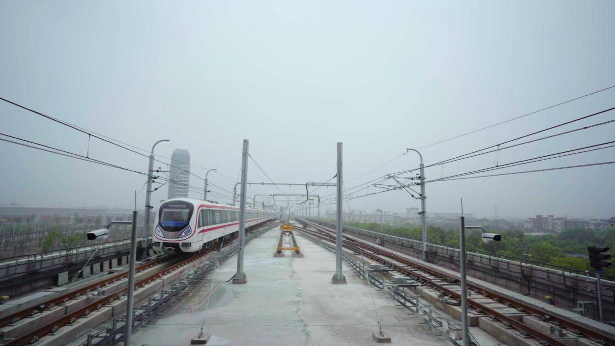 03km,西起杭州地铁5号线姑娘桥站,东抵绍兴市柯桥区中国轻纺城站,设10