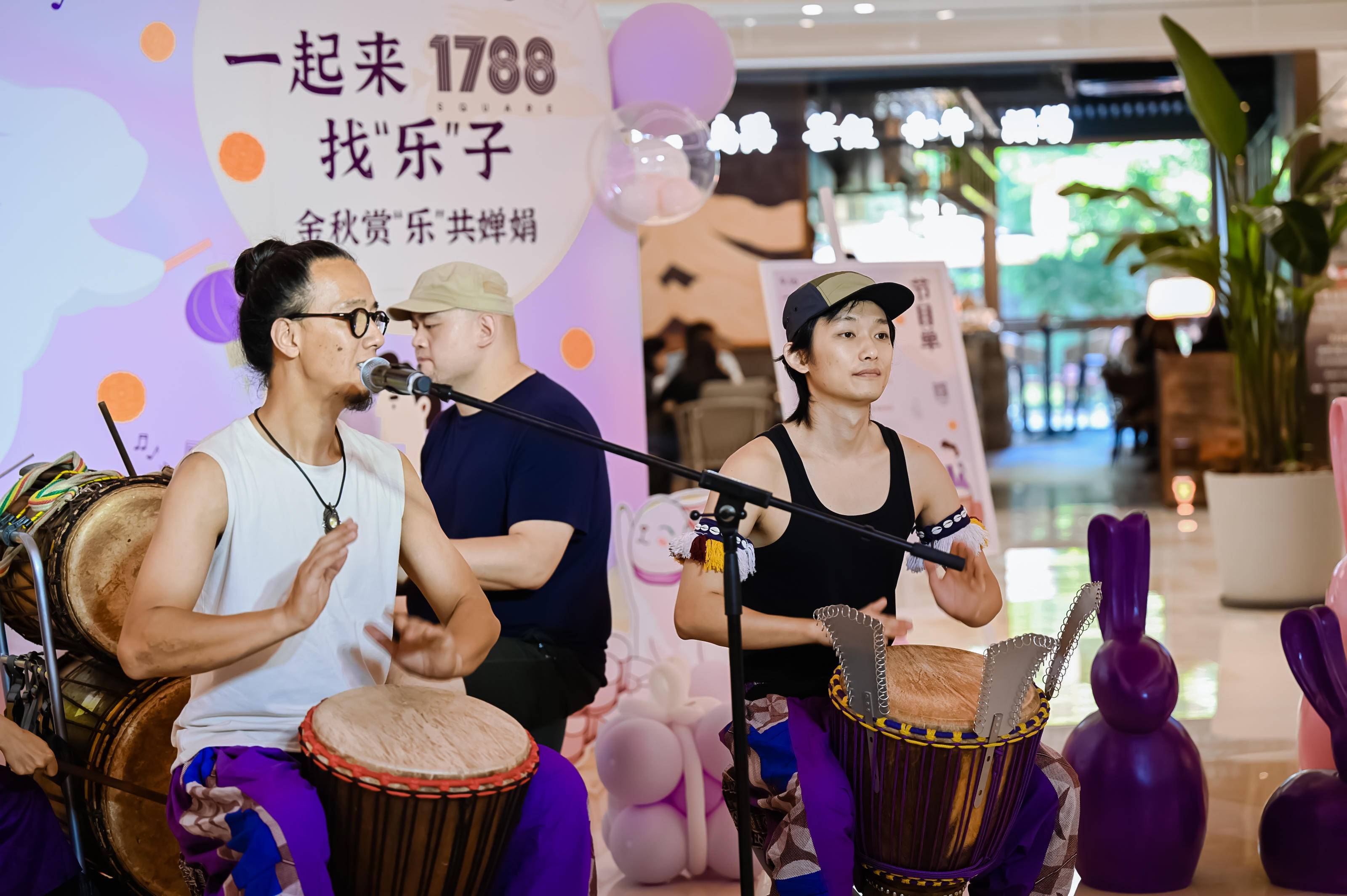 在商场一楼中庭,取一份来自意大利的网红冰淇淋,一边享受媲美米其林