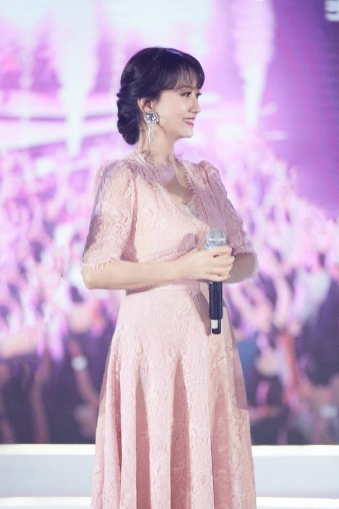 赵雅芝粉色纱裙温柔至极 动人眉眼弯弯笑含春风