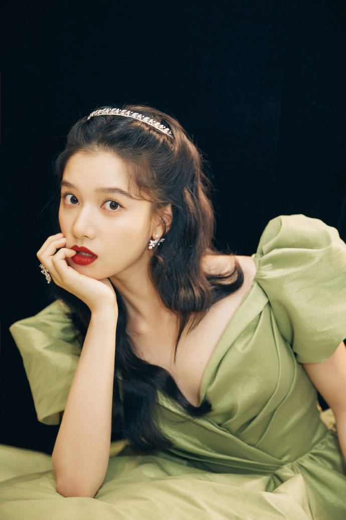 张婧仪绿色公主裙亮相北影节开幕 娇俏灵动惹人爱