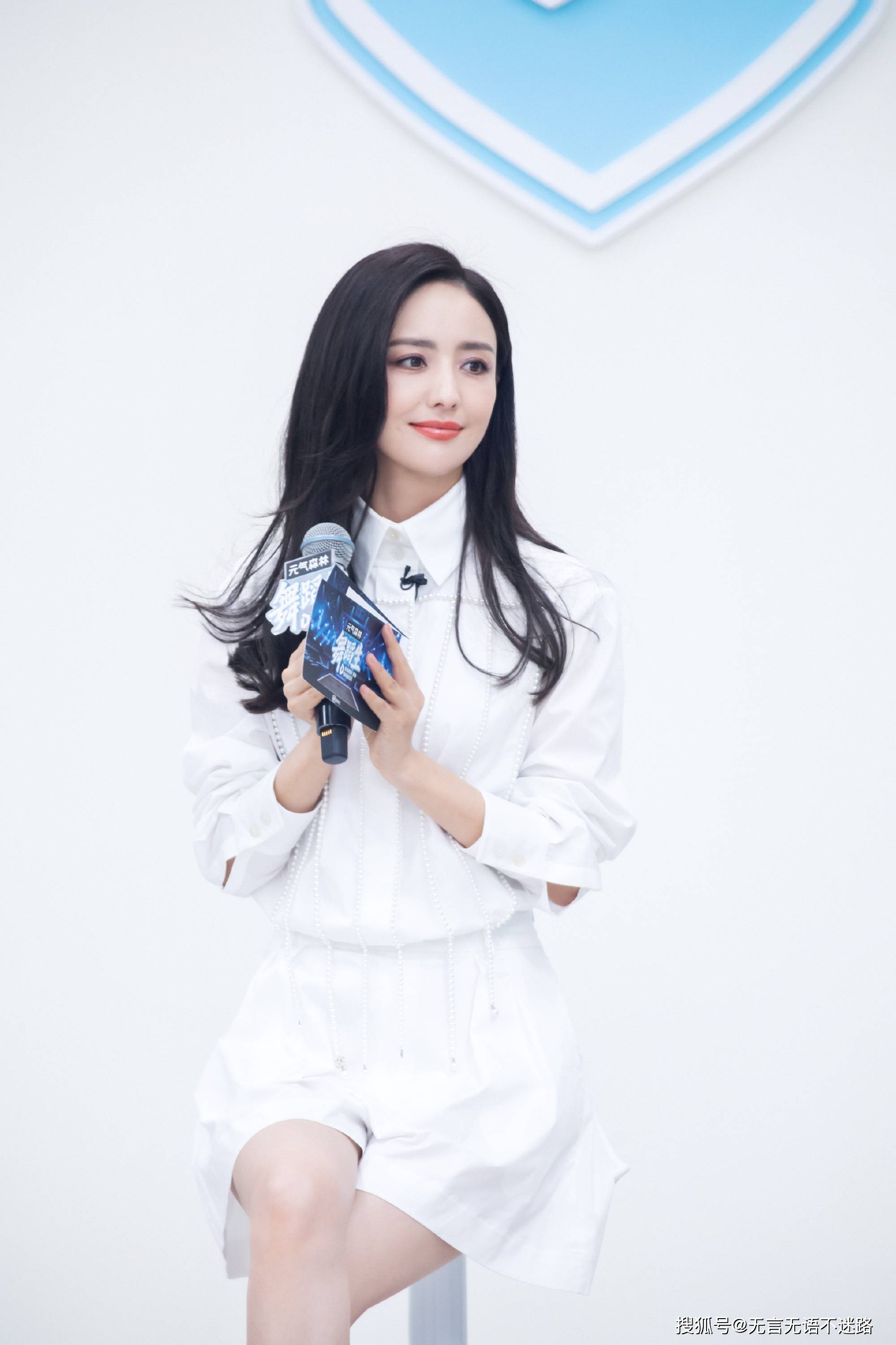 白色|丫丫真的是太适合穿白色衣服了， 绝美！