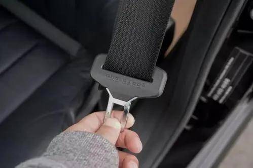 当发生正面碰撞时,预紧式安全带能够在瞬间收紧,使乘客能够牢固地坐在