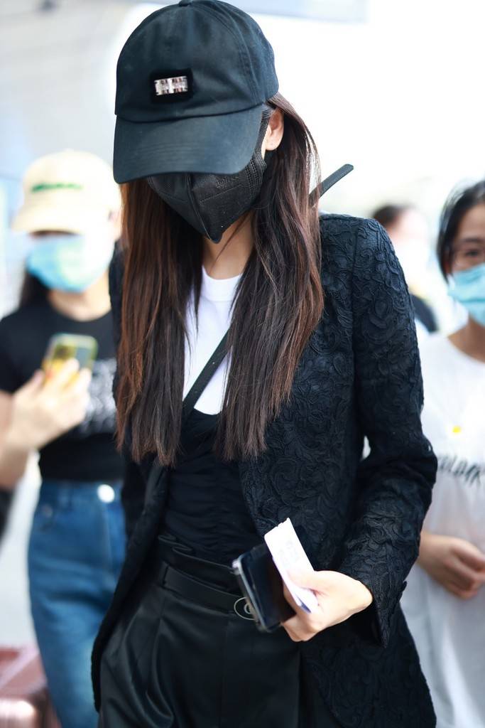 angelababy身穿黑色皮短裤搭配高筒靴超酷现身