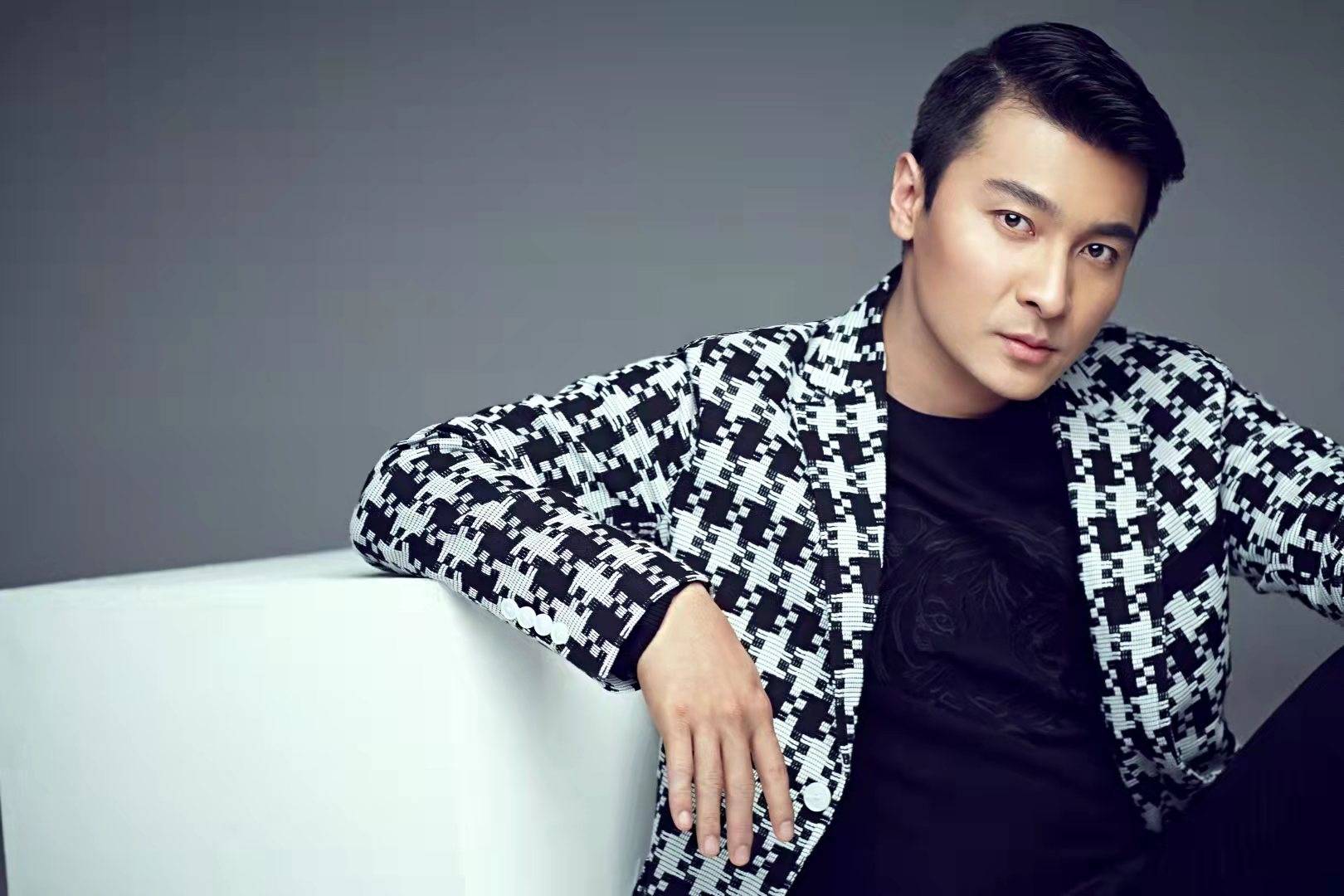 贺刚携两部影片亮相北影节开幕红毯 西装短发帅气儒雅