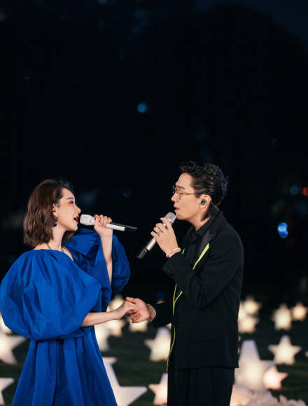 9月21日,湖南卫视中秋晚会,戚薇李承铉合唱《我要你》,两人牵手对唱