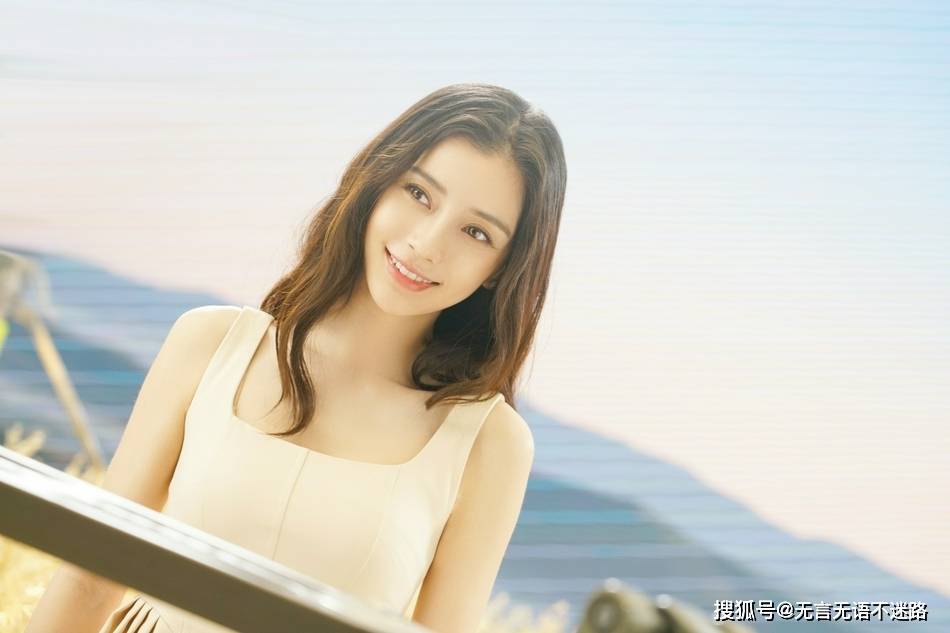 麦田 Angelababy，身着麦色连衣裙，在麦田中清新养眼