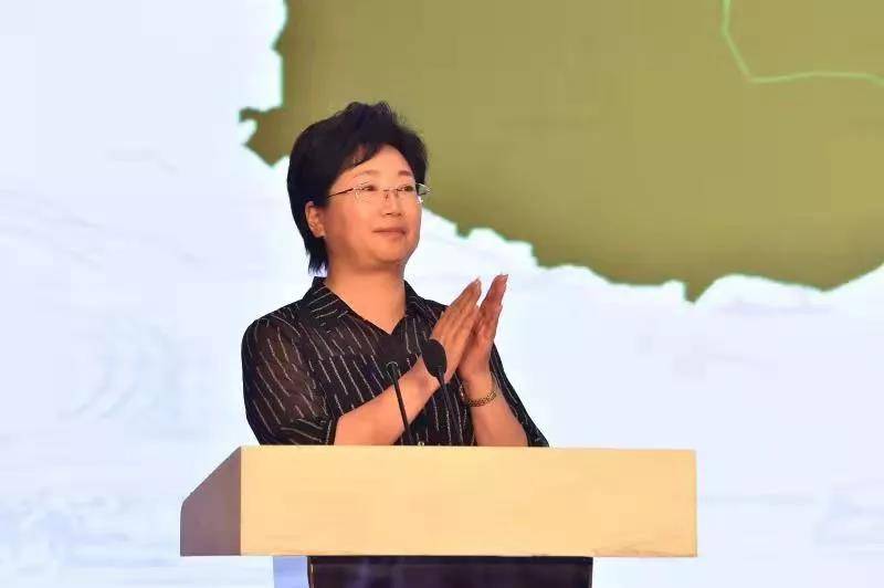 射阳副县长吴海燕发表致辞,射阳县海域面积广阔,生态优势得天独厚