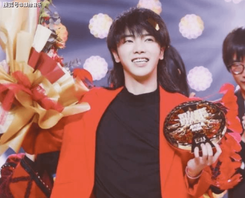 都能|歌手华晨宇一路歌唱自我，斩获许多荣誉，也获得一众歌迷跟随