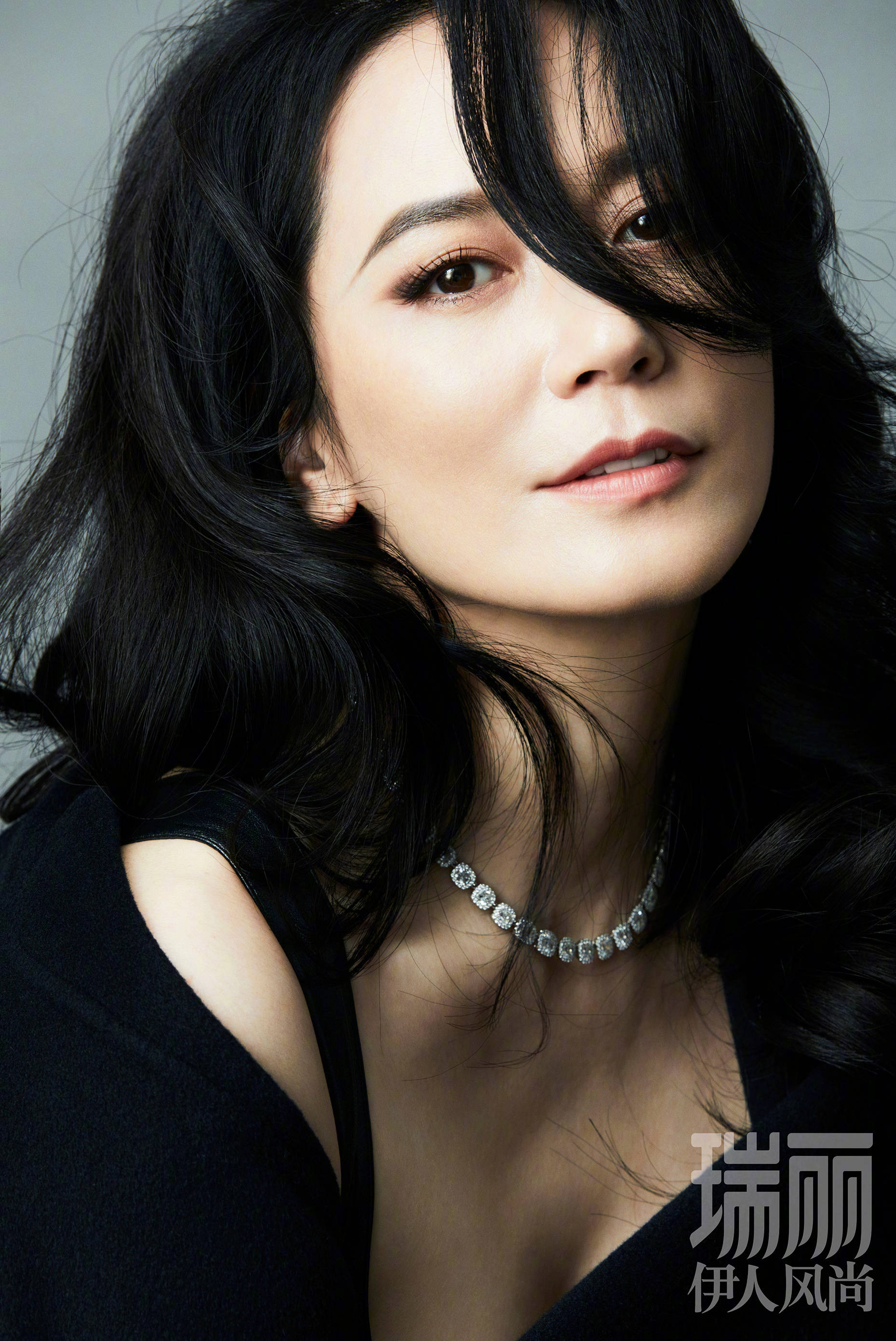 俞飞鸿封面大片曝光 大衣半垮露香肩性感迷人