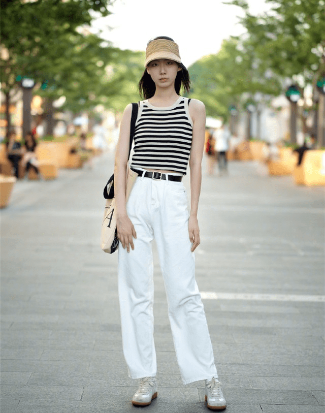 条纹 白裤子可别乱穿，一不小心就尴尬又显胖