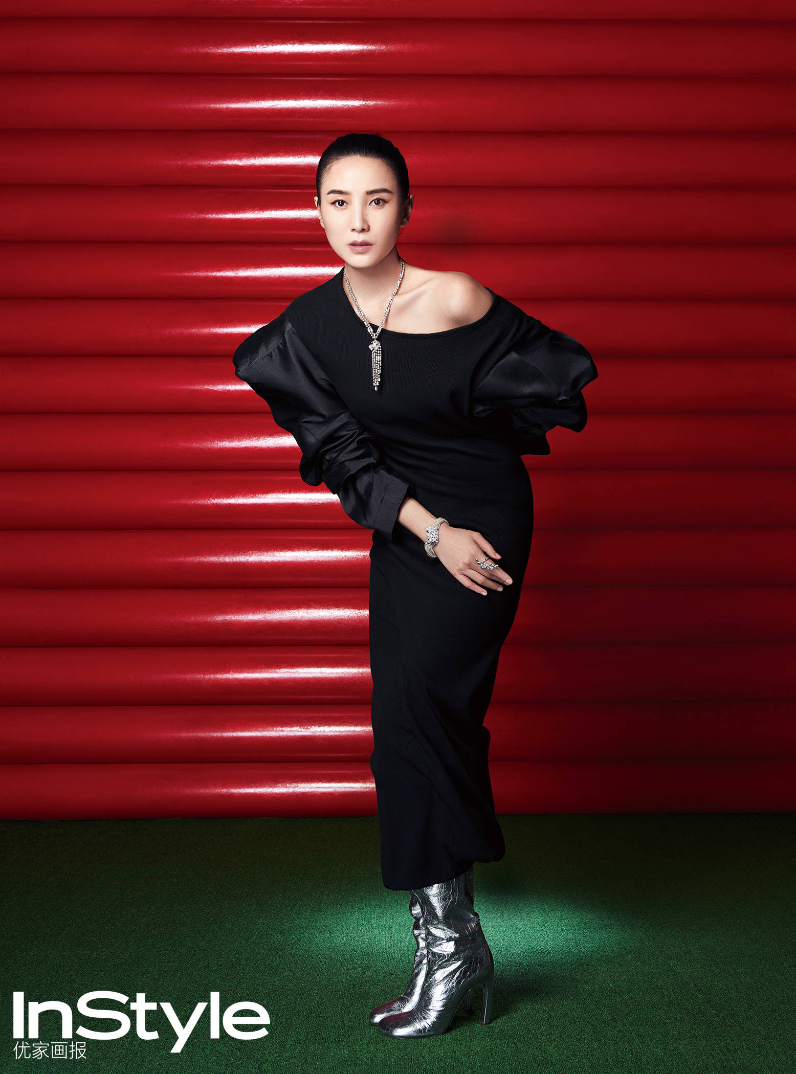 宋佳时尚封面大片上线 于光影交错之中坚定自我