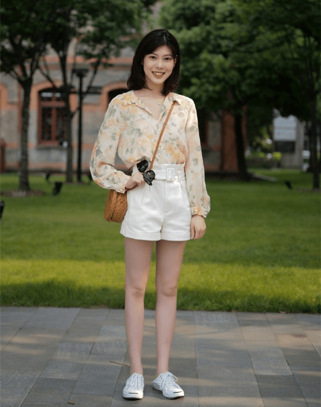 条纹 白裤子可别乱穿，一不小心就尴尬又显胖