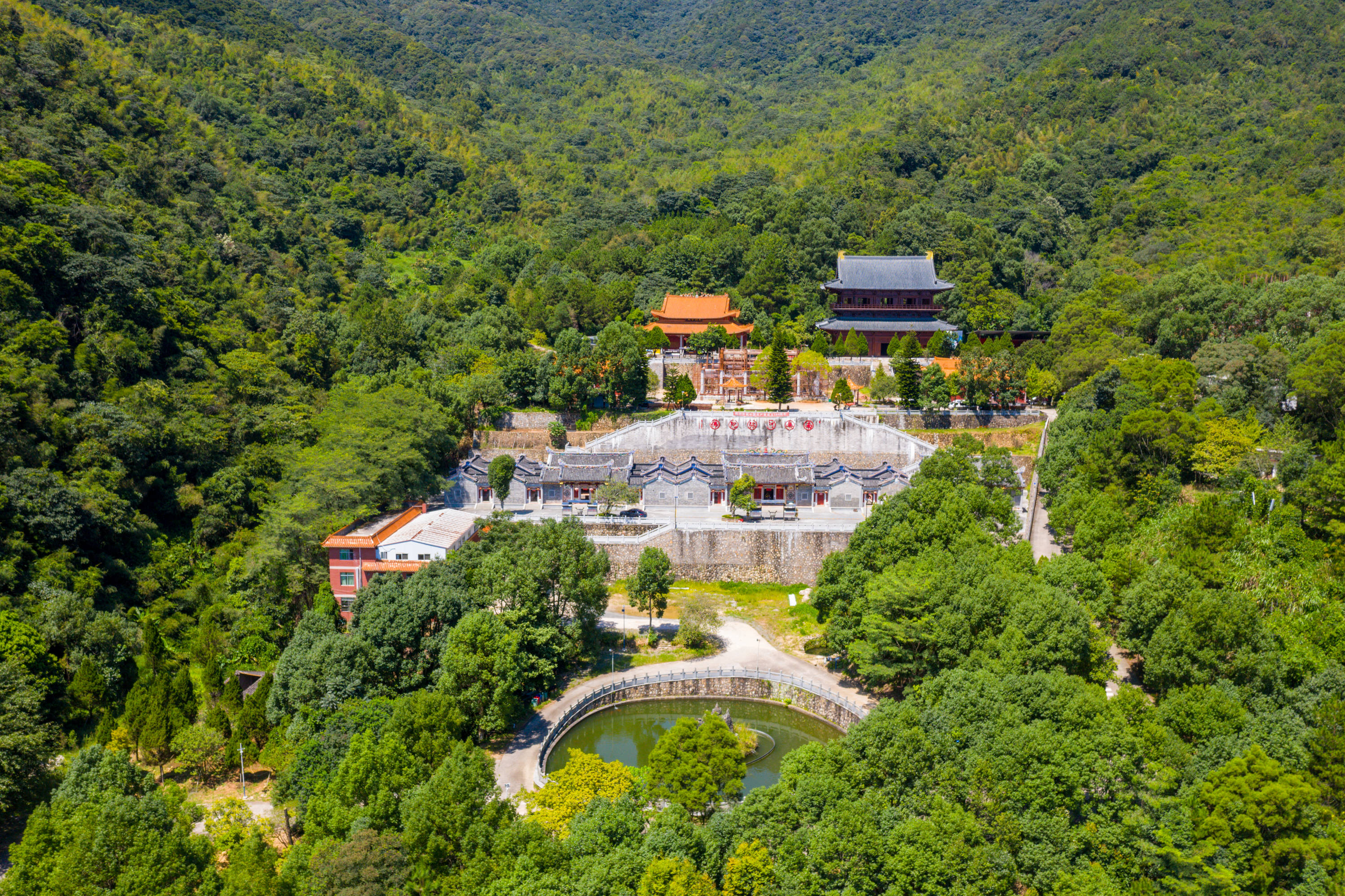 五指峰下的古寺，距今已有1000多年历史，就在广东梅州