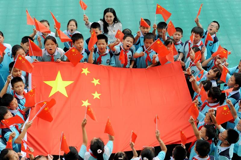 安徽合肥:学国旗知识 向国旗敬礼_少先队员