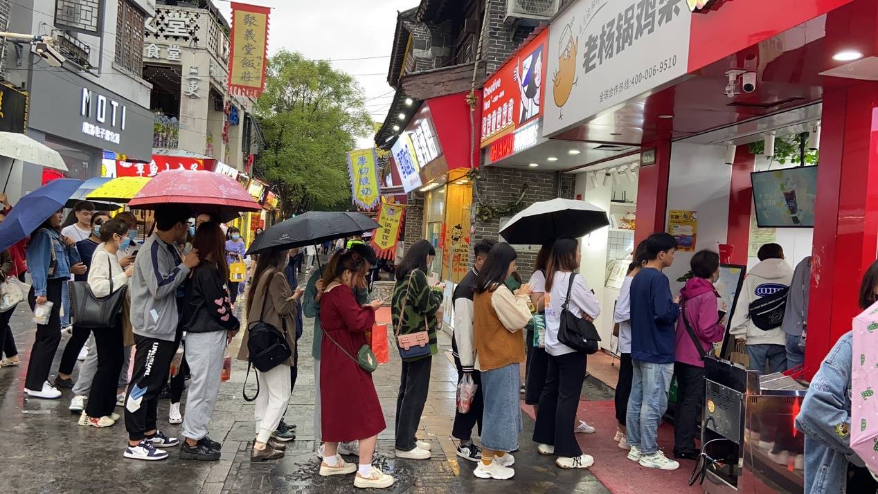 继奶奶的美食之后,济南宽厚里一家鸡架店火爆了,排队长达14米!