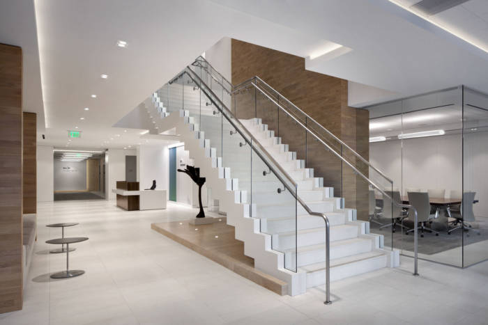 石灰石瓷砖构成地板 为用户创造角落办公室