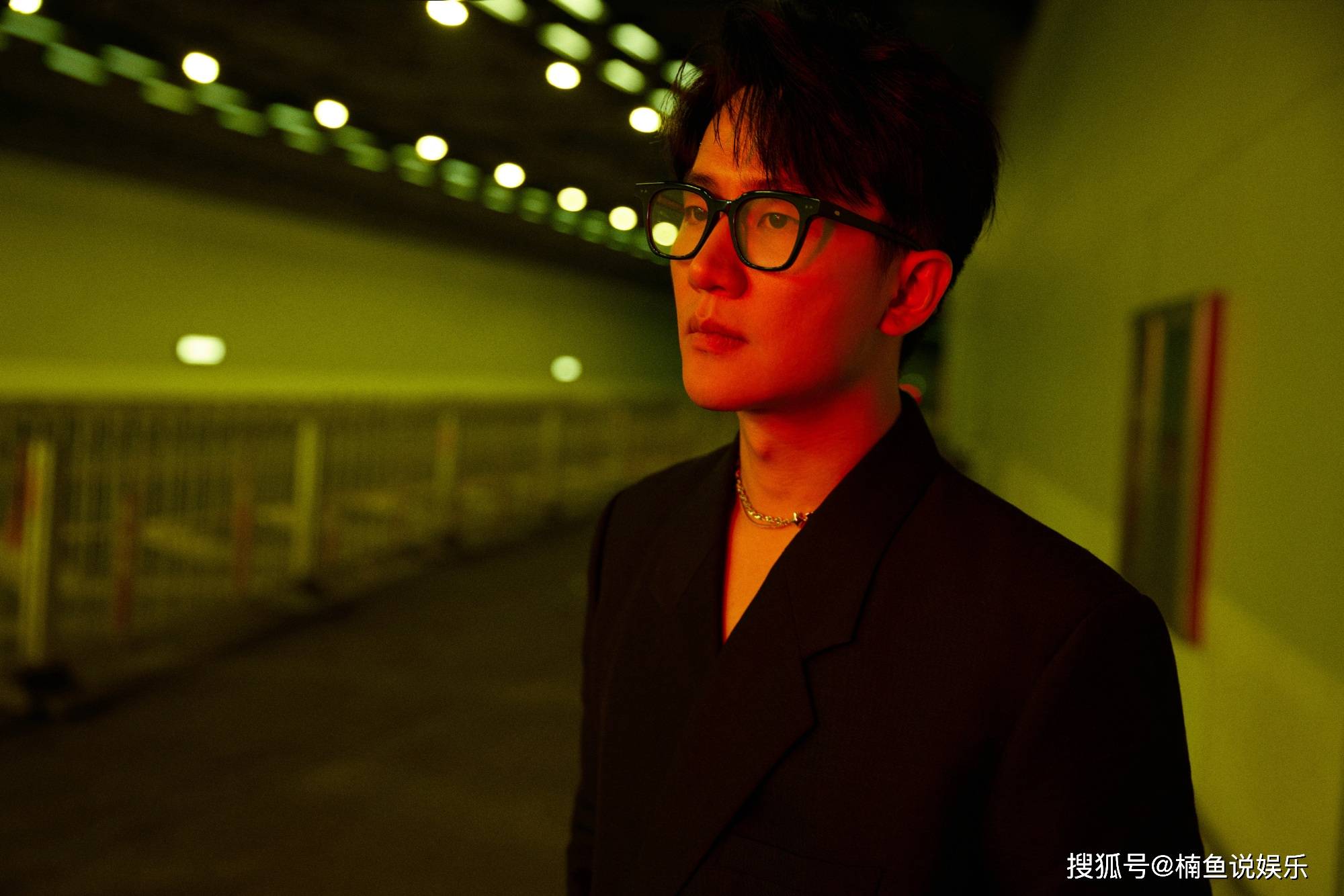 原创黄轩最新写真来袭置身隧道上演孤独氛围感穿西装文艺范十足