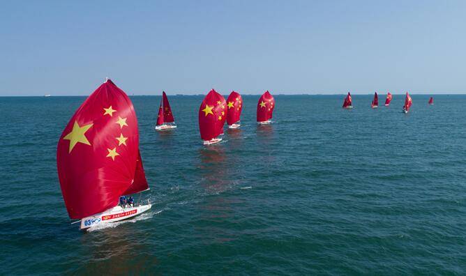 海面升起72面五星红旗 "为祖国升帆"公益航海活动举行