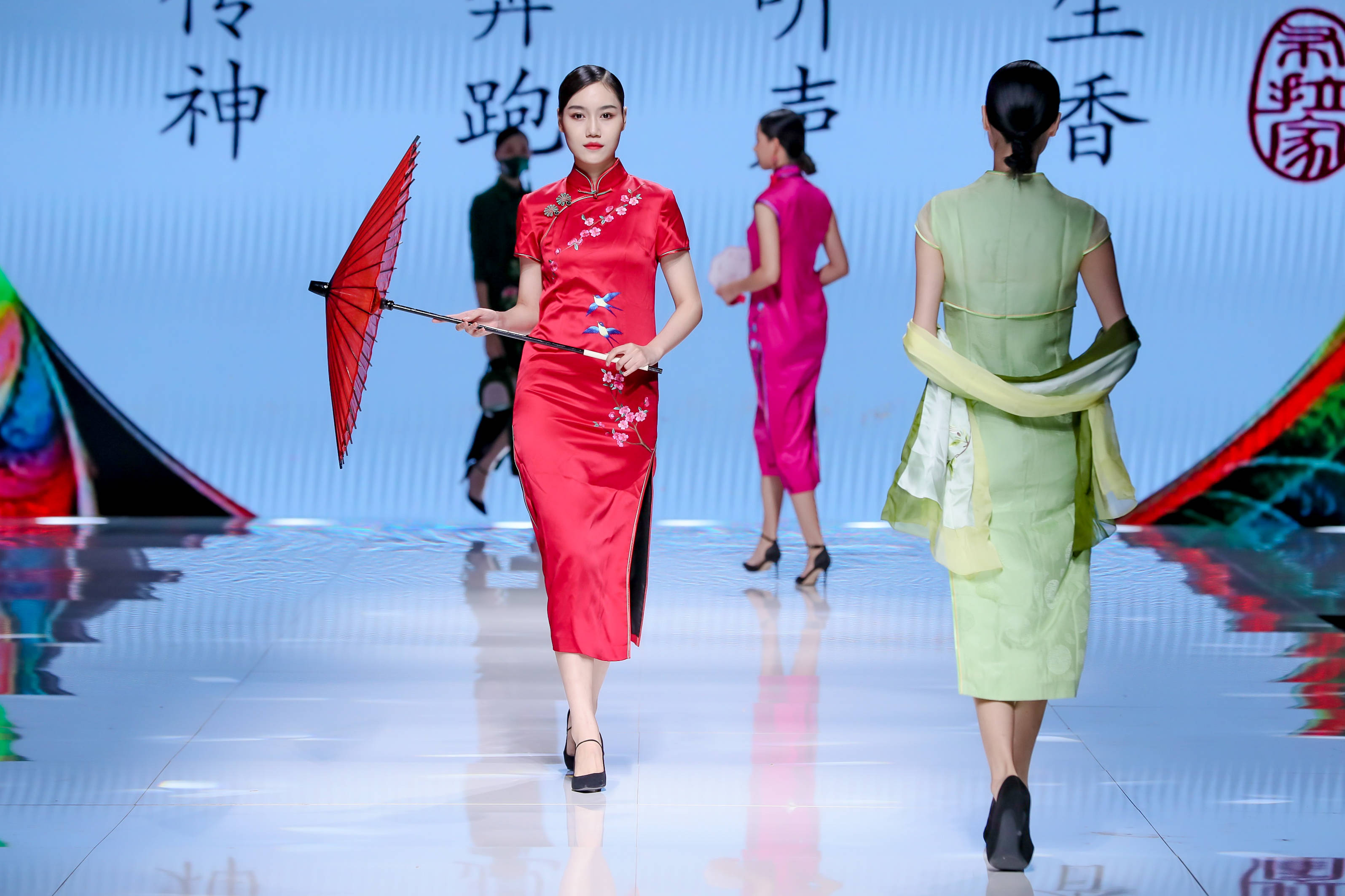 苏颖如设计"国潮芳华"作品在2021第二届"龙华杯"旗袍创新设计大赛获奖