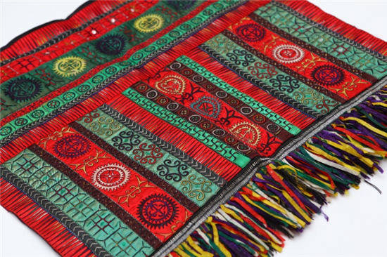 耳柱 土苗传奇酒带你走进苗族，了解苗族服饰和配饰