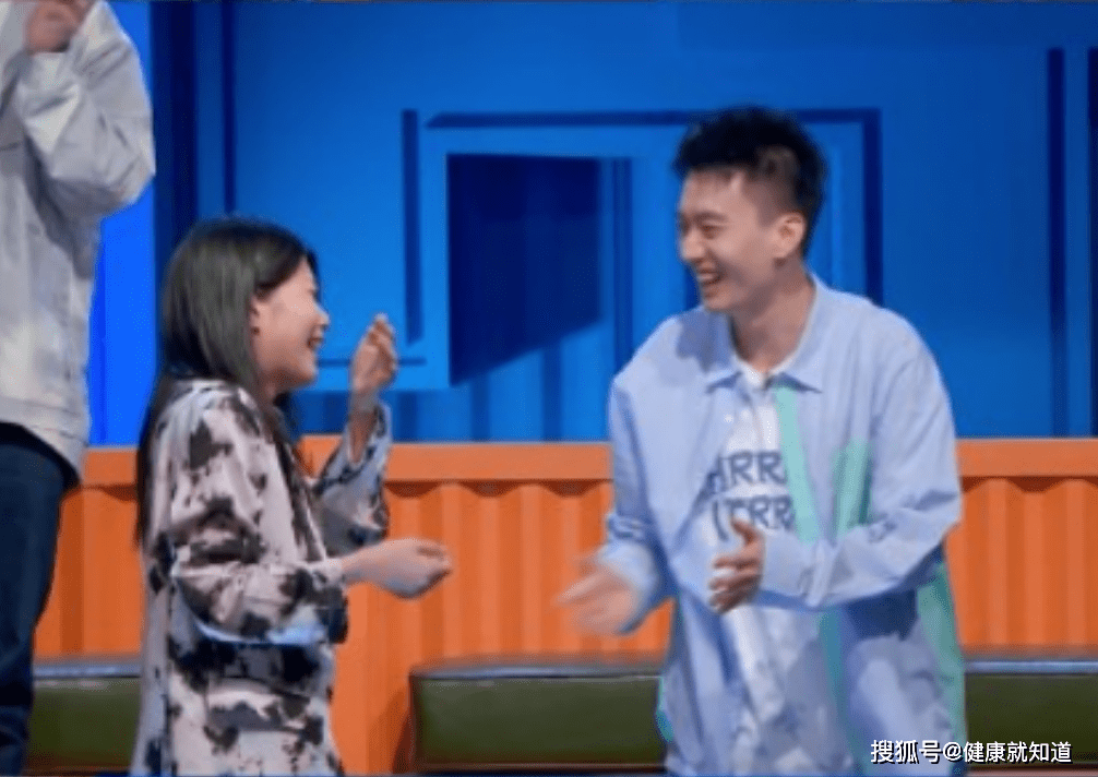 原创脱口秀大杨蒙恩现场求婚成功！又在不经意间秀恩爱，好特别