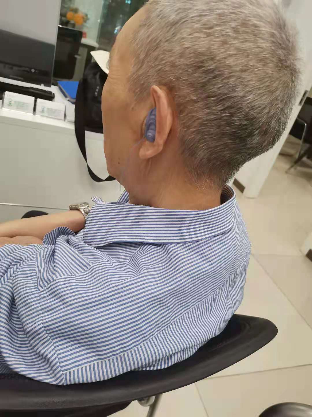 万州老人助听器为什么有些老人不愿意戴助听器