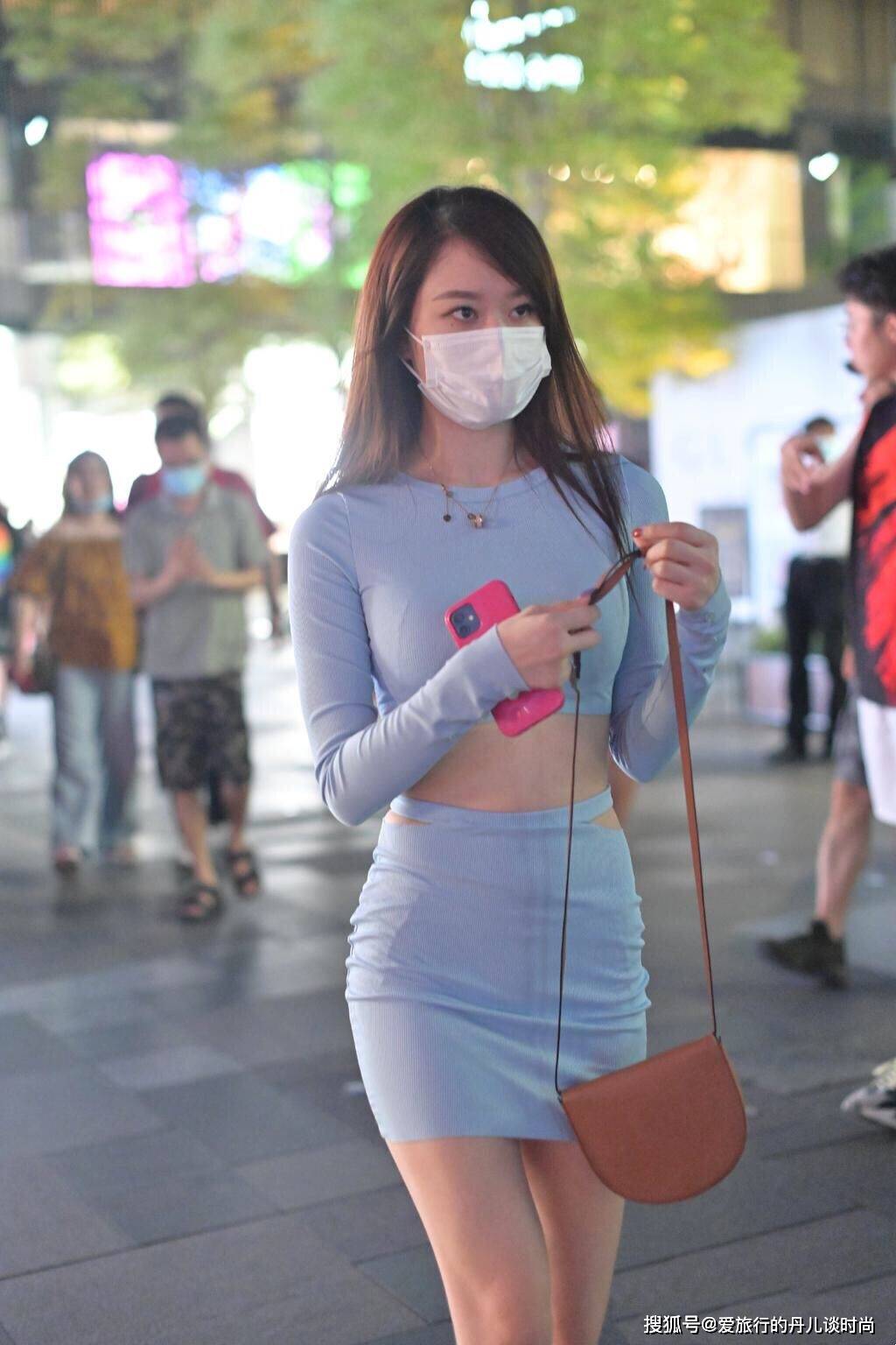 个性 一袭天蓝色连衣裙的小姐姐，干净纯洁，时尚又有个性。