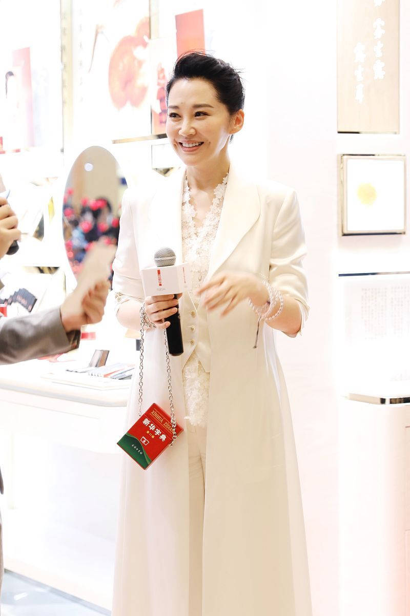 见识 52岁许晴真年轻，穿红大衣配长靴开心大笑，见识到了真正的气质美