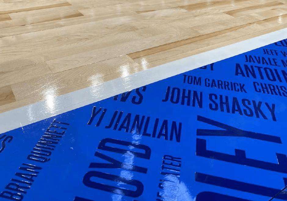 " 独行侠新赛季在其主场地板的底线和边线位置印上了所有曾为其出战