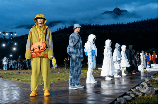 设计 李宁天猫超级品牌日喜马拉雅山脉旁,打响品牌年度大秀