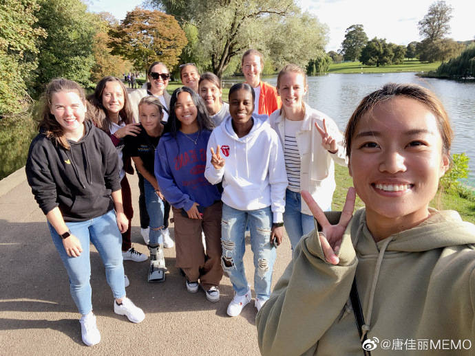 女足国足晒留洋糊心：珍贵的晴天 湖边松漫步(图)