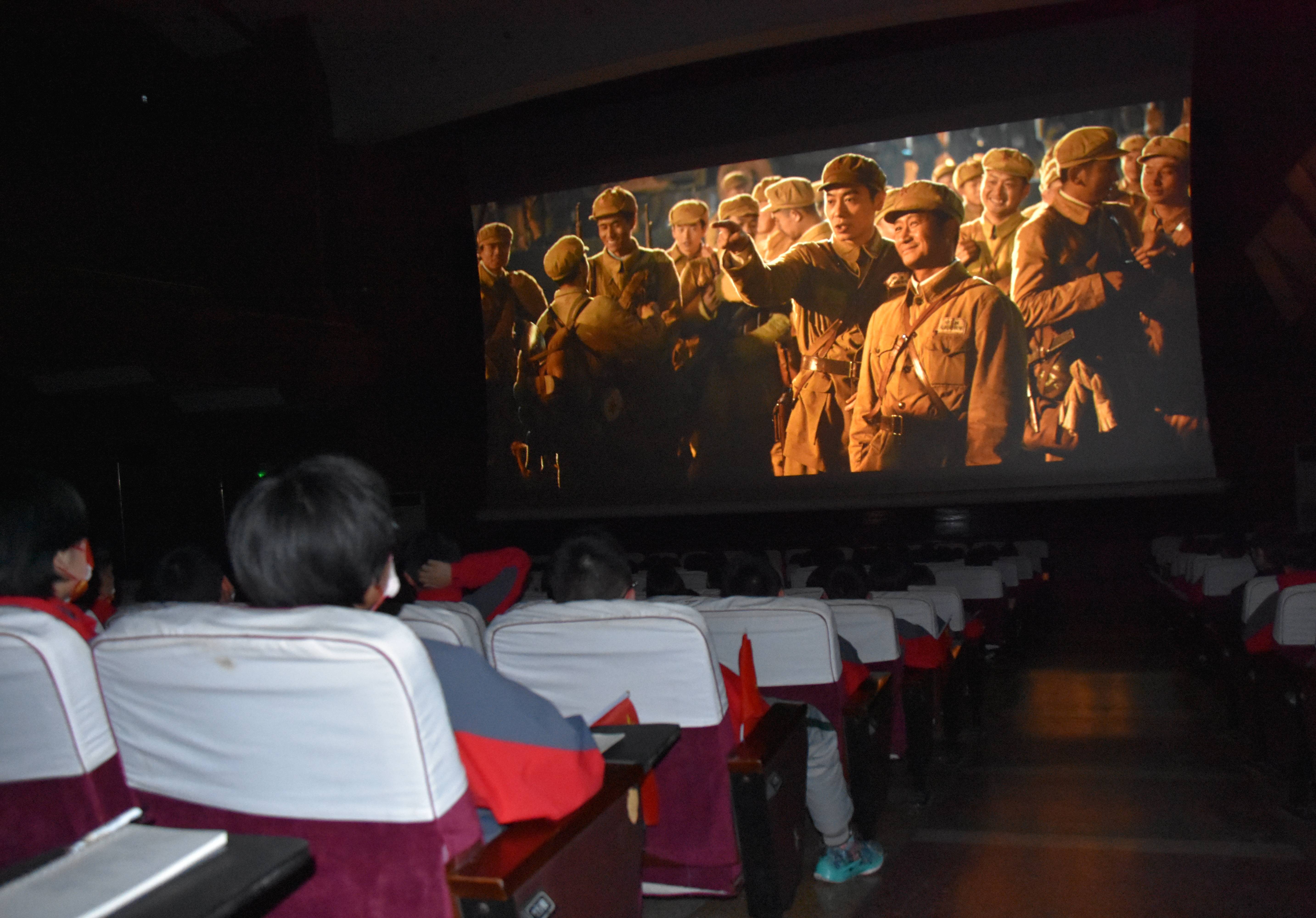 邯郸市开元实验中学包场组织学生观看电影《长津湖》!