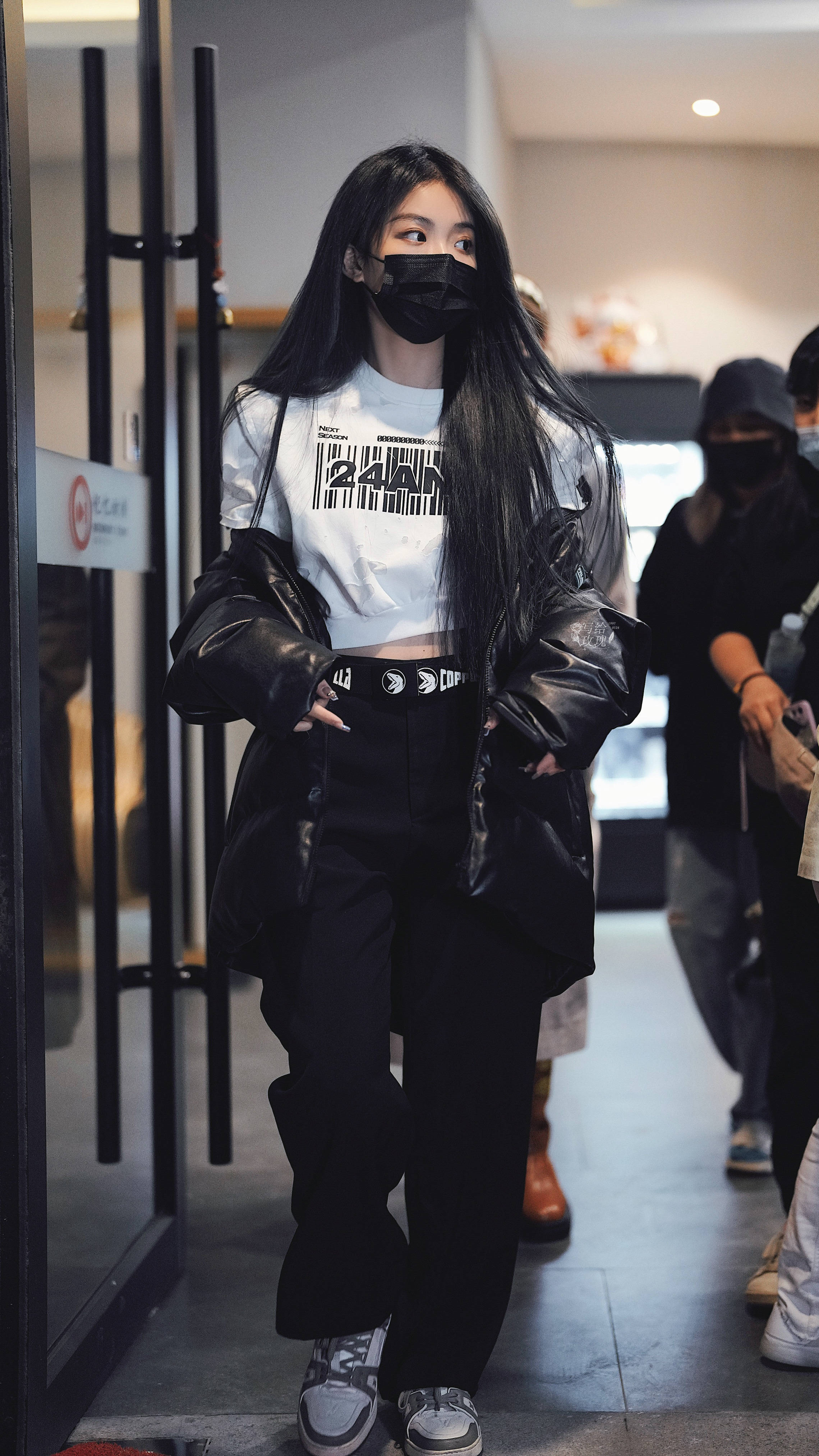 the9毕业演唱会来了,酷姐喻言拍摄上下班路透来袭