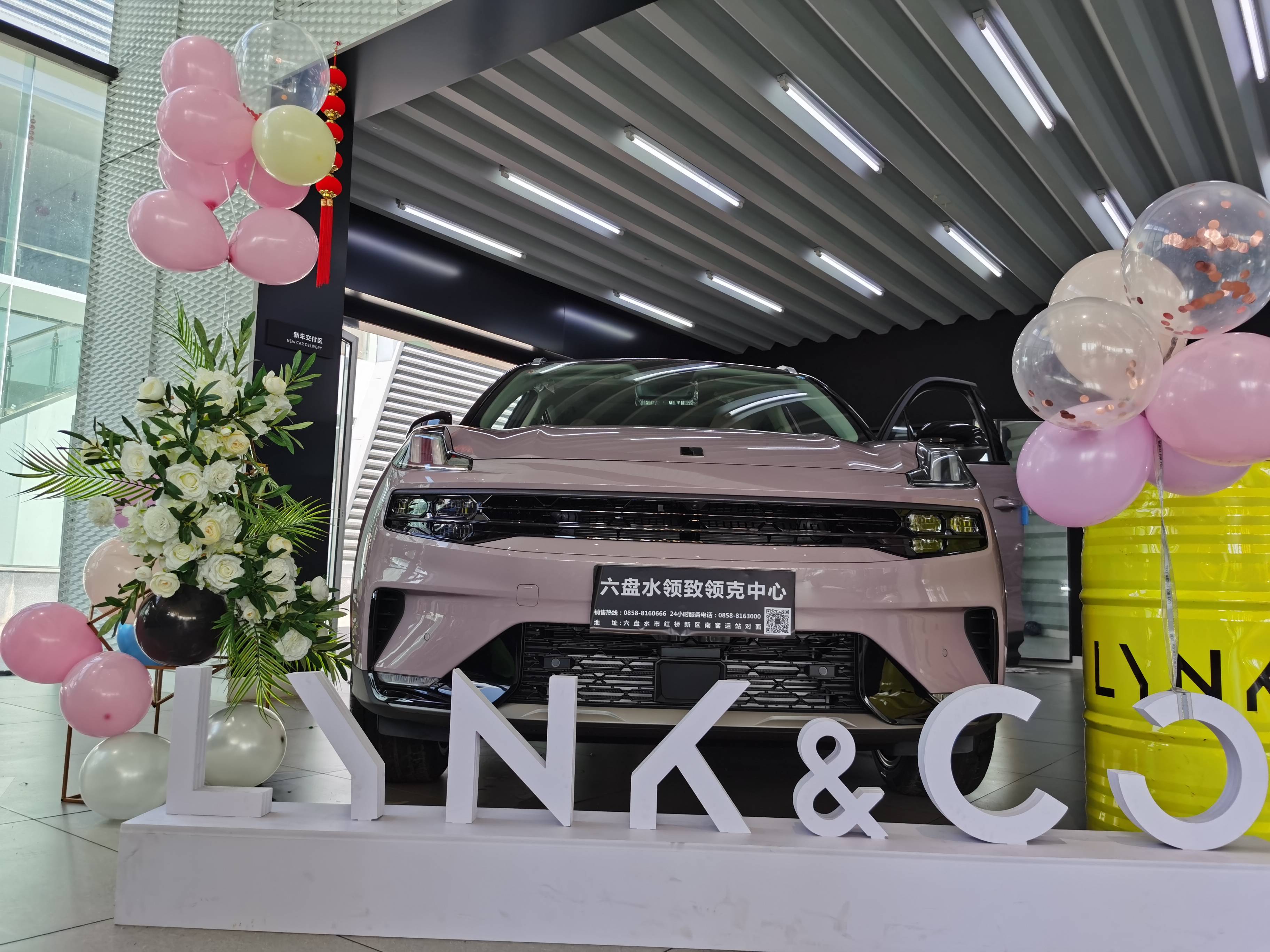 领克作为一个年轻的品牌,展厅布置也是区别于其他4s店,整个展厅呈现