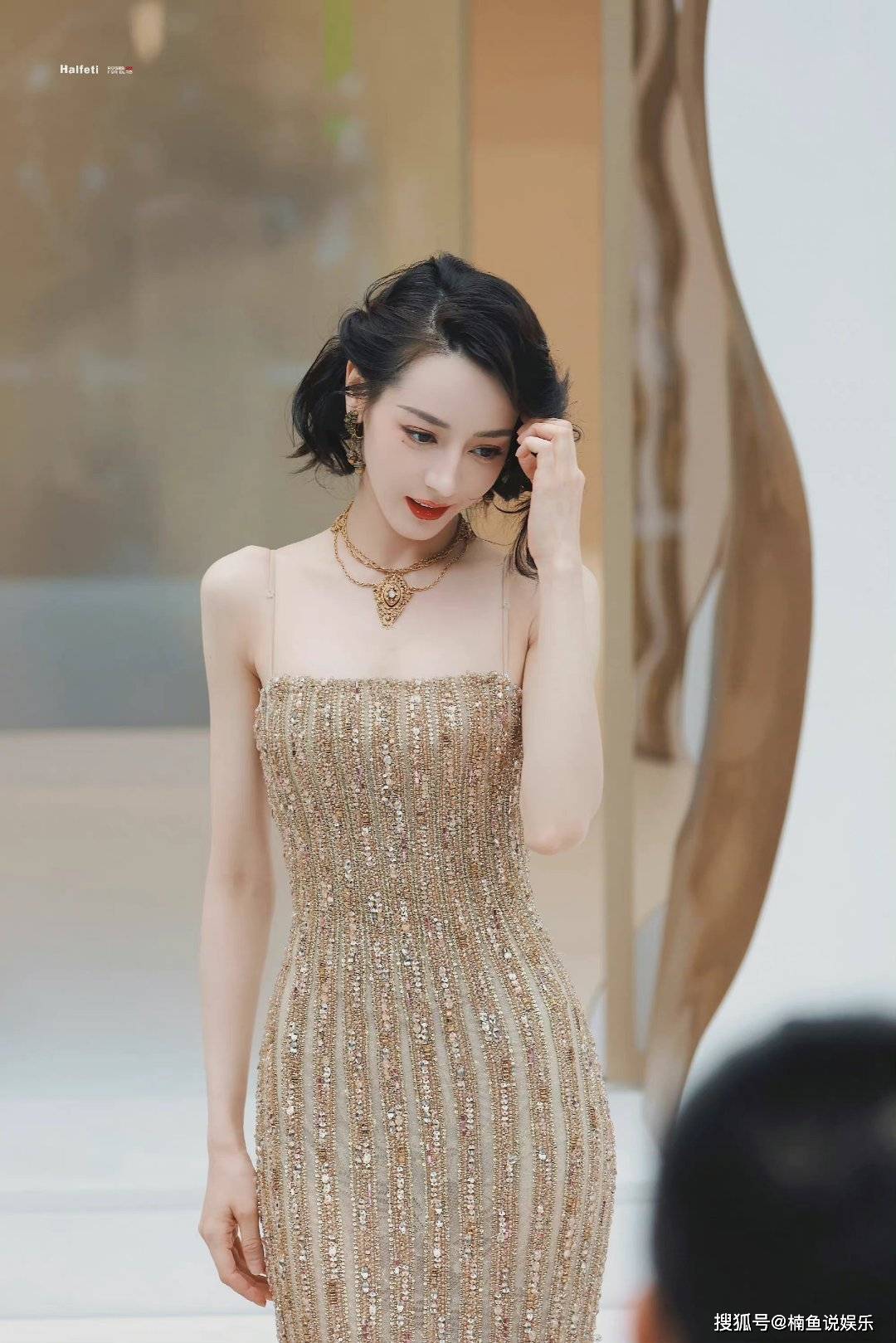 迪丽热巴又美出圈了!穿金色鱼尾长裙风情万种,妥妥的人间尤物