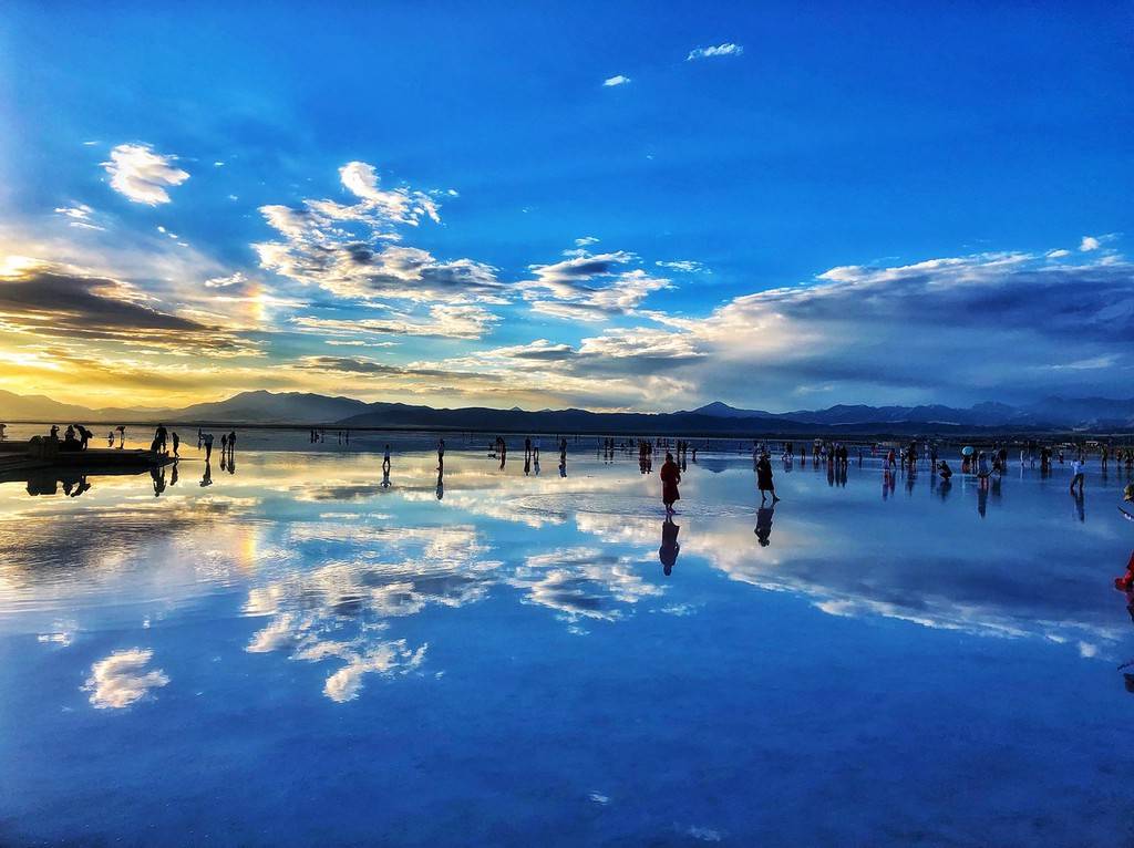 青海茶卡盐湖风光绝美 水天一色入画来