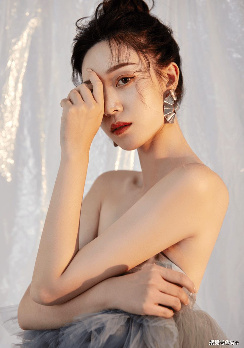 体重 模卡 推荐艺人：大莹