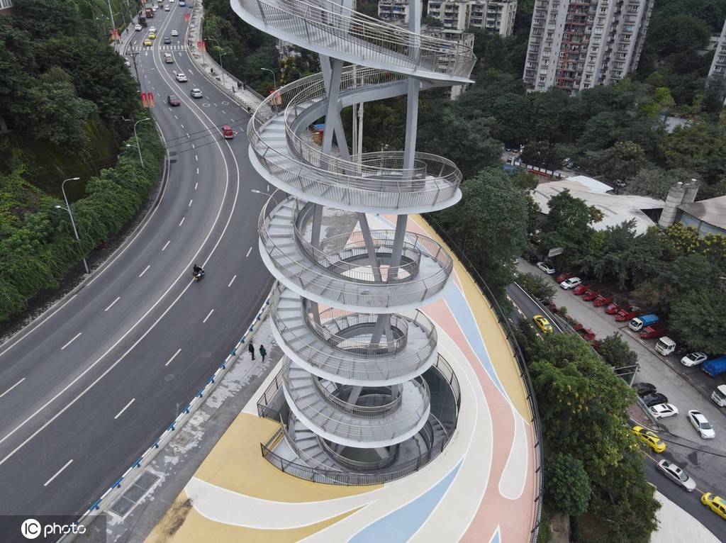 重庆现7层螺旋天梯如弹簧直冲云霄