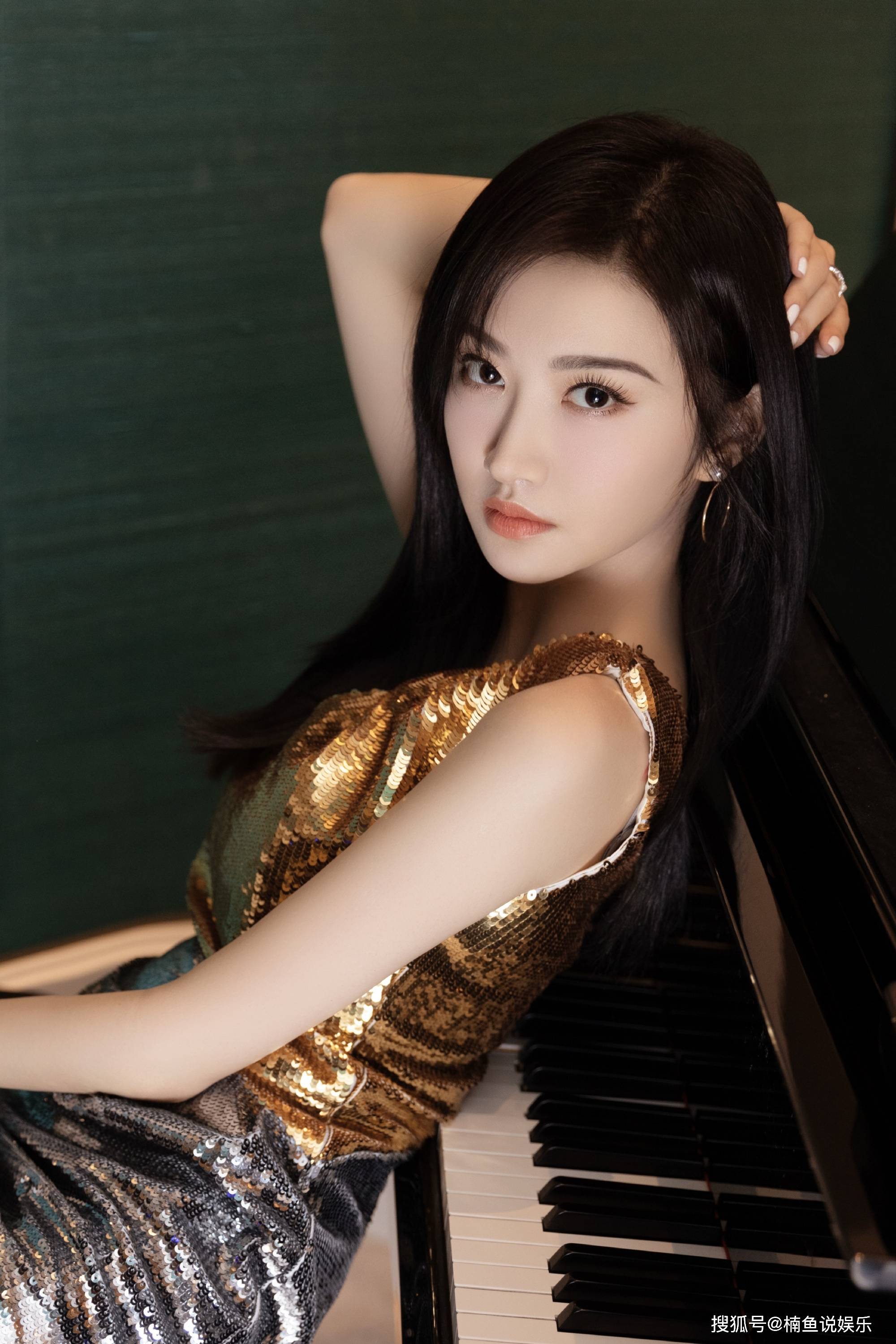 景甜不愧是人间富贵花,穿鎏金亮片裙尽显贵气,美得挪不开眼
