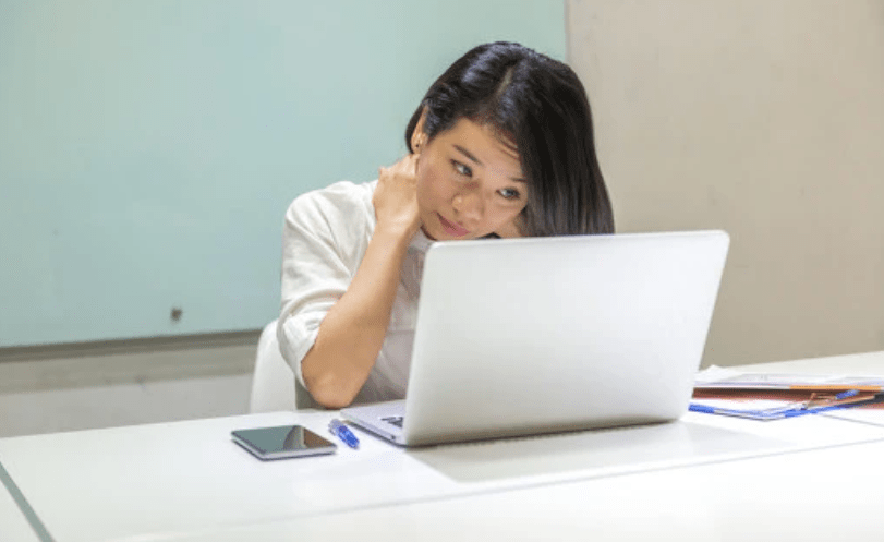 低头伏案工作族引起颈椎受损的5个错误姿势你不能不知道