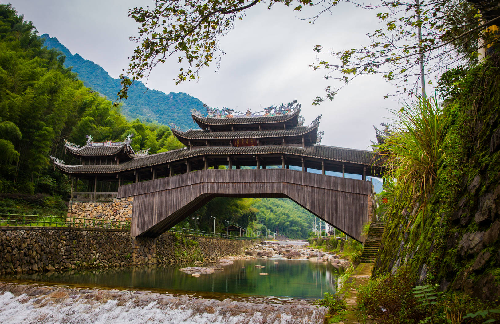 苍南这个山沟沟里，不仅有廊桥可遗梦，还惊现圣托里尼般的酒店