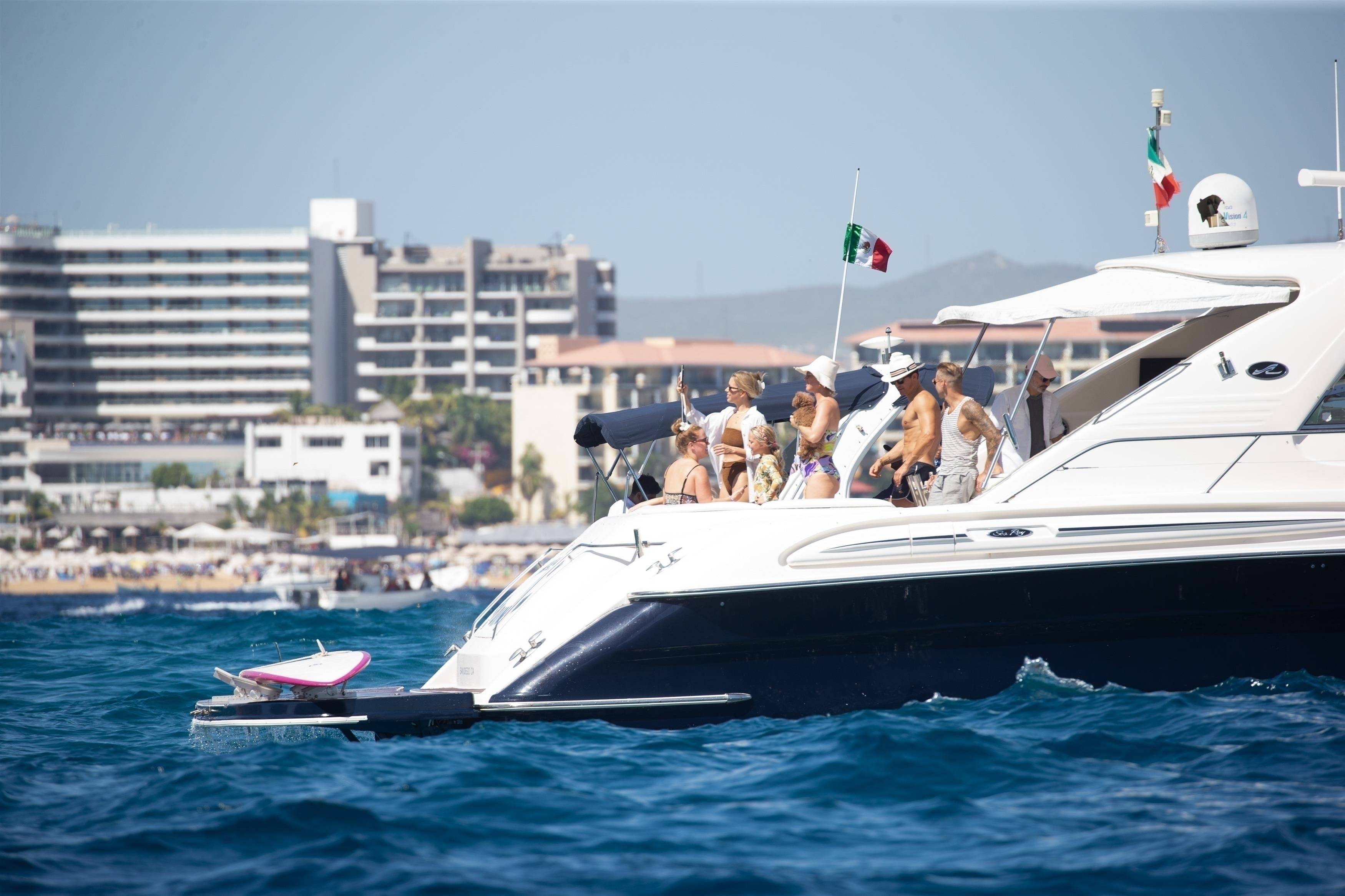 水果姐与老公包游艇庆生穿比基尼身材超好