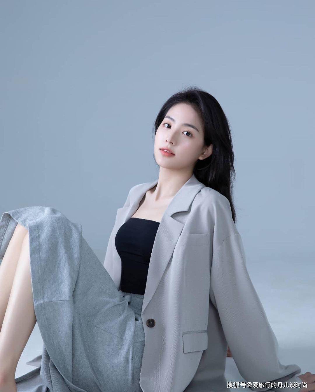 灰色 小姐姐穿衣品味真好!灰色宽松西服搭灰色高腰半身裙,高级感满满